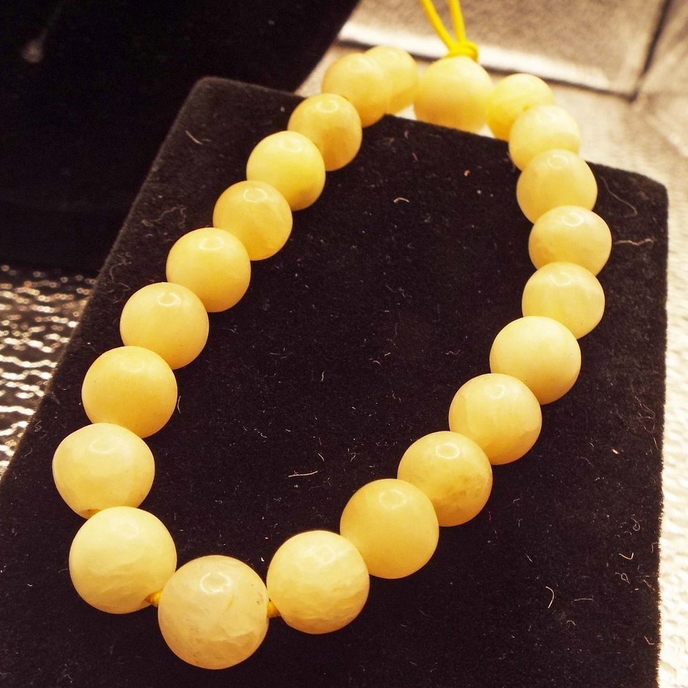 VINTAGE CUSTARD CREAM "YUMMY" MOONSTONE UNPOLISHED BEADS STRING BRACELET 17